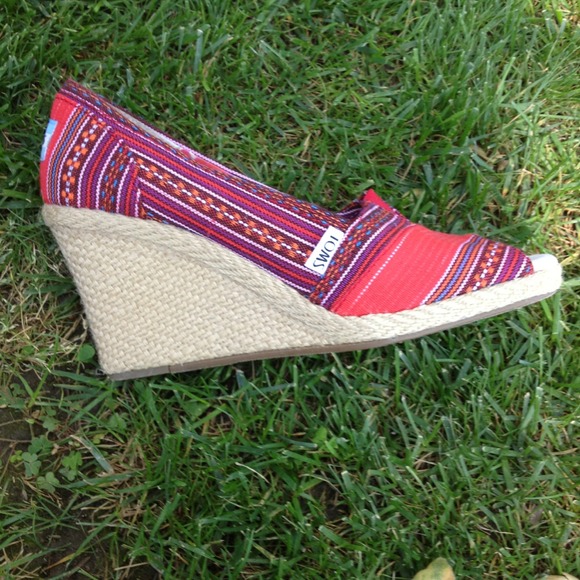 TOMS Aztec Print Wedges - Picture 2 of 4
