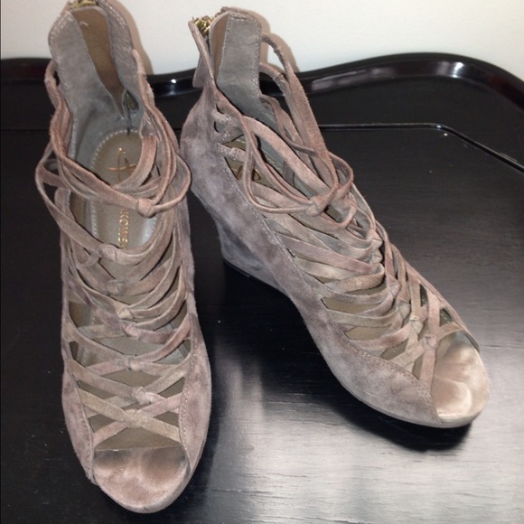 B.Makowsky wedge shoe