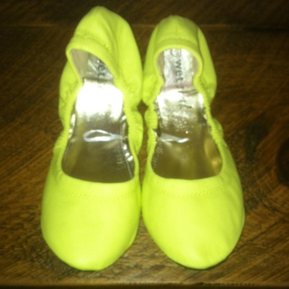 Shoes - Wet Seal flats