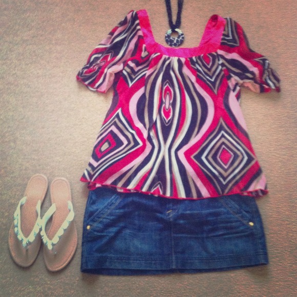 👚Candies Red Patterned Top!👚 - Picture 1 of 1