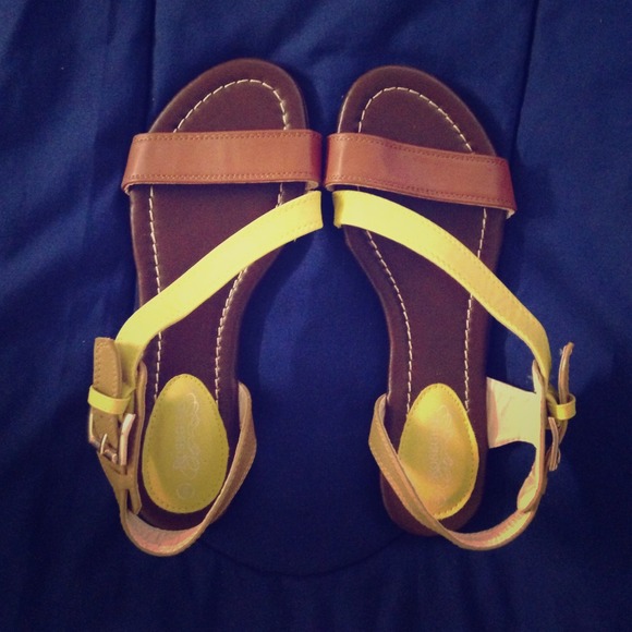 Yellow and brown strapped sandals. 💕