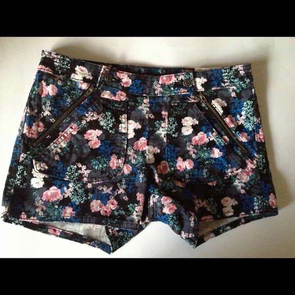 FLOWERS EVERYWHERE SHORTS/ BRAND NEW/ WITH TAGS