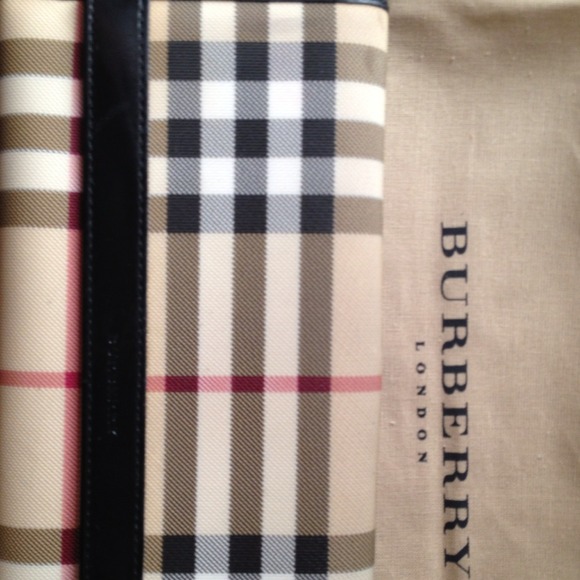 Burberry Wallet - Authentic - Great Condition