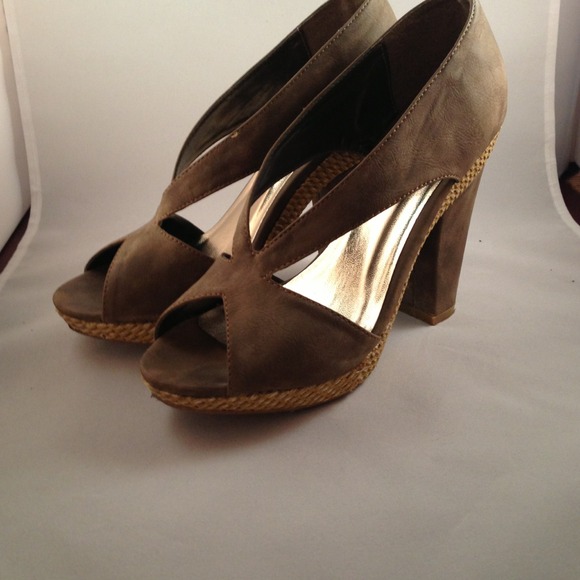 Bucco Capensis Heels - Picture 2 of 4