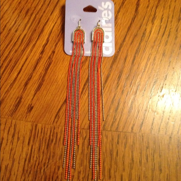 ➡SOLD IN BUNDLE⬅Long gorgeous Claire's earrings.💞 - Picture 1 of 2