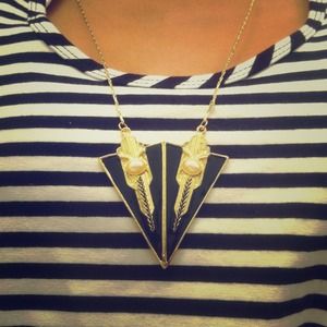 Double sided arrow head pearl necklace