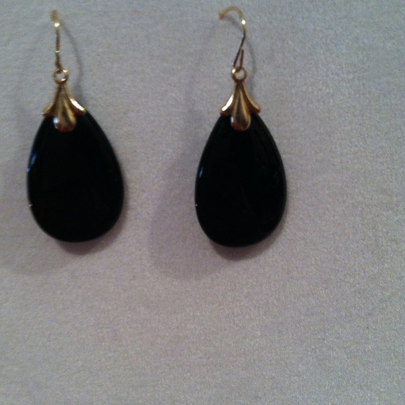 Onyx with gold earrings
