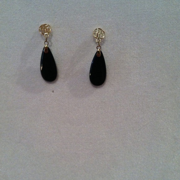 New onyx with gold earrings