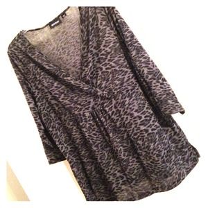 ⭐⭐sold⭐⭐EUC gray black leopard top