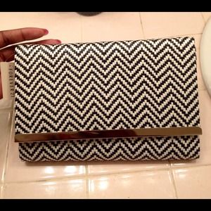 Chic blk/white clutch