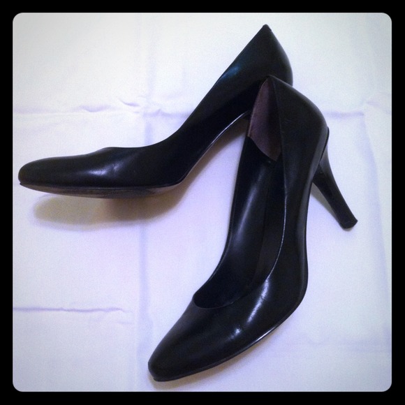 *SOLD* Nine West black pumps