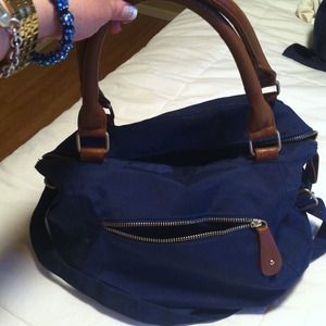 Shoulder strap wrap around purse or you can carry