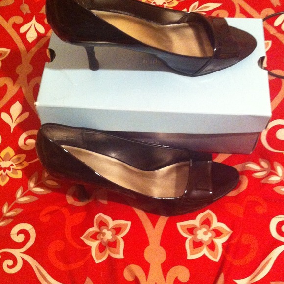 Black peep toe pumps
