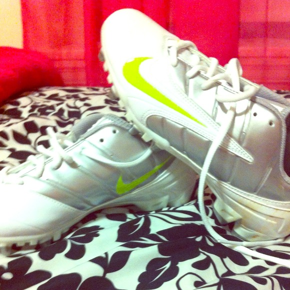 New wore womens nike cleats!