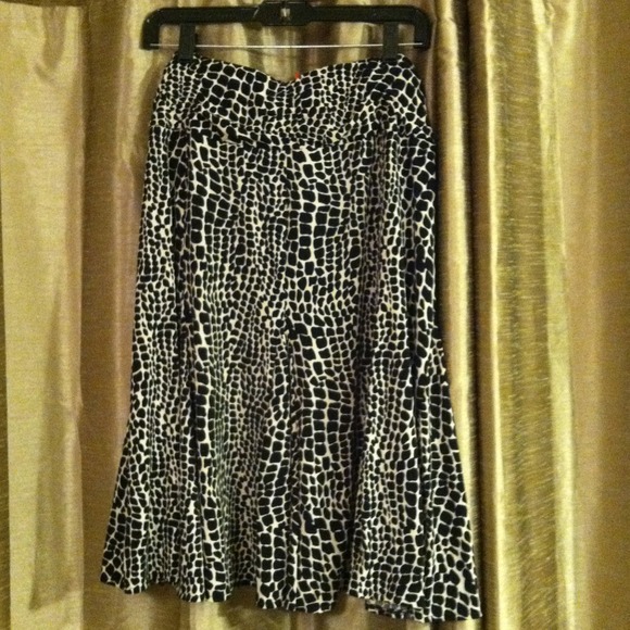 Apt 9. black and white skirt💙