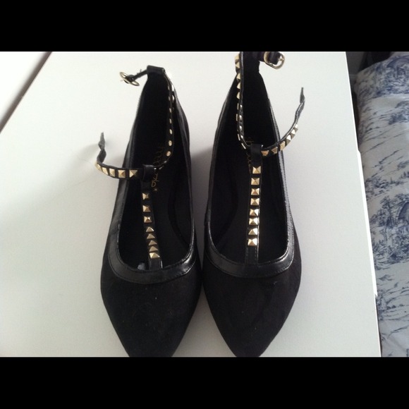 Never worn flat shoes