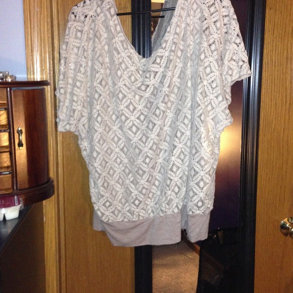 SOLD!!🌸Size 2X tan lace top