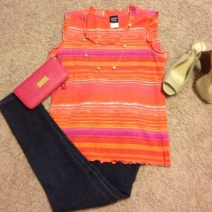 A great colorful sleeveless top!🌺💕🌺