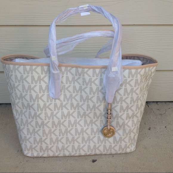 ***Michael Kors Jet Set Travel Bag***