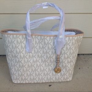 ***Michael Kors Jet Set Travel Bag***