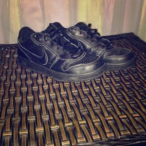 👟Black nikes!!! 👟