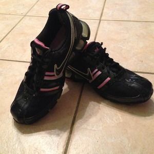 🎀Pink and black nikes!!! 🎀