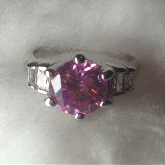 💍Gorgeous Silver and Pink gemstone ring! 💍💎💕