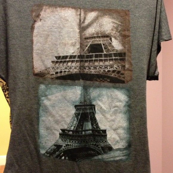 🌟NWOT size medium top with the Eiffel Tower🌟