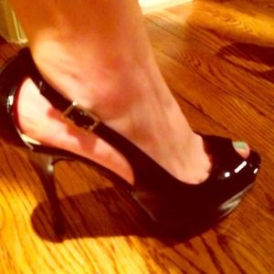 Steve Madden Peep toe cutout pumps 10!