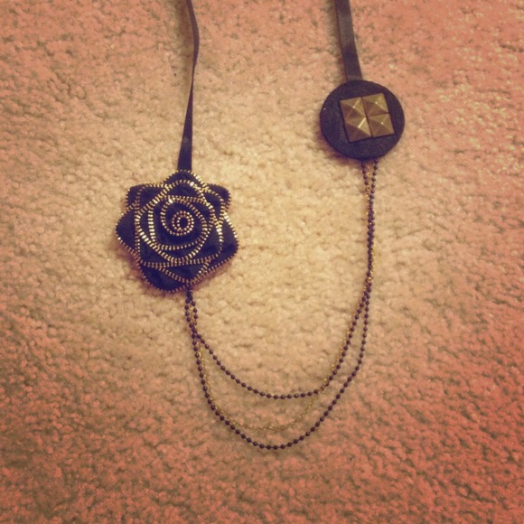 😍REDUCED Long necklace with zipper flower