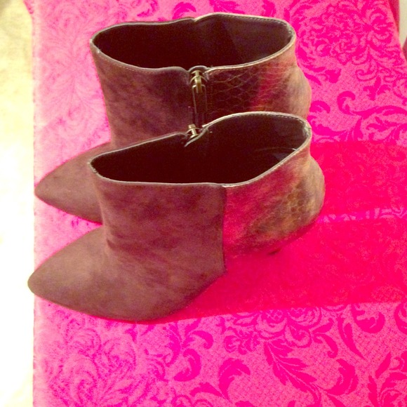 Stylish, high heeled short boot!