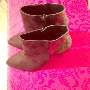 Stylish, high heeled short boot!