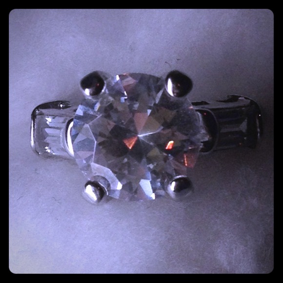 💍GORGEOUS Cubic Zirconia Ring!