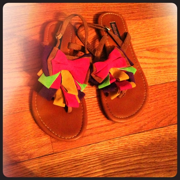 Very cute sandals.