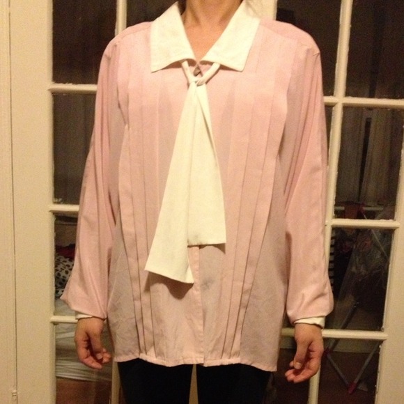 😵Sold out😵!!!!!!!!!Vintage Pink and white blouse