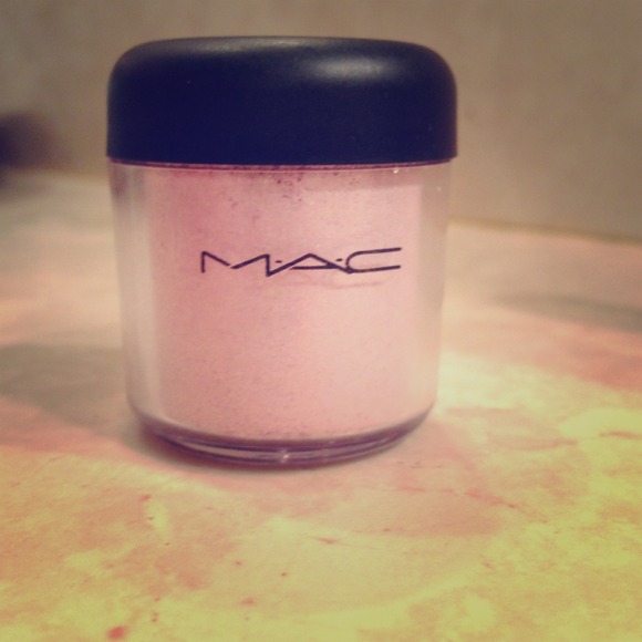 ⭐RESERVED for ericaamcg⭐ MAC pigment "Helium"