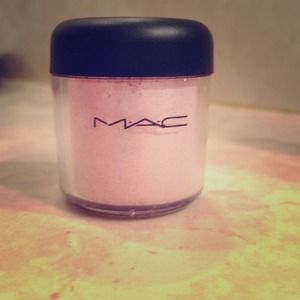 ⭐RESERVED for ericaamcg⭐ MAC pigment "Helium"