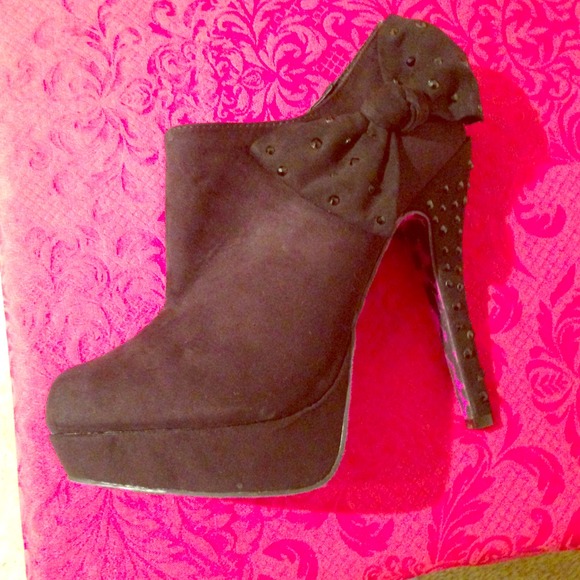 Glam, 6 inch heel with bow and crystals!