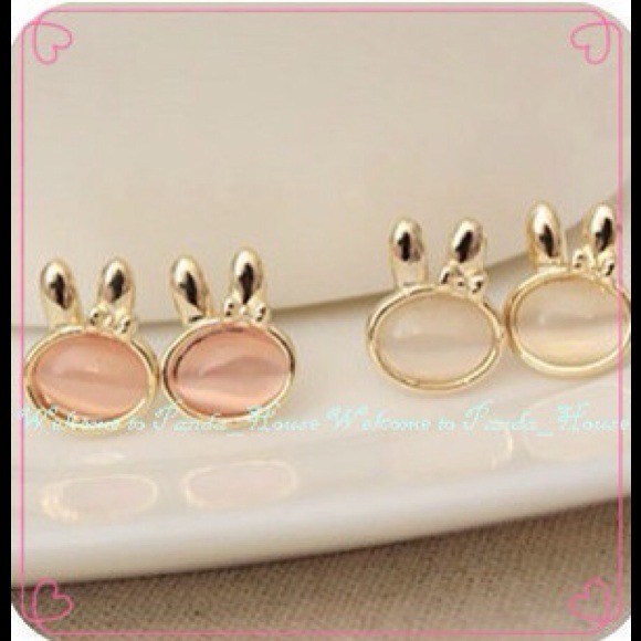 The moonstone rabbit earrings.💕