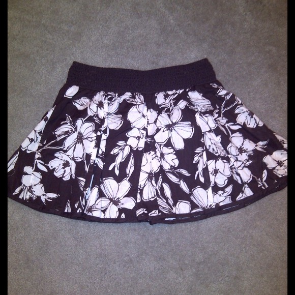**REDUCED** Flowy patterned mini skirt - Picture 1 of 1