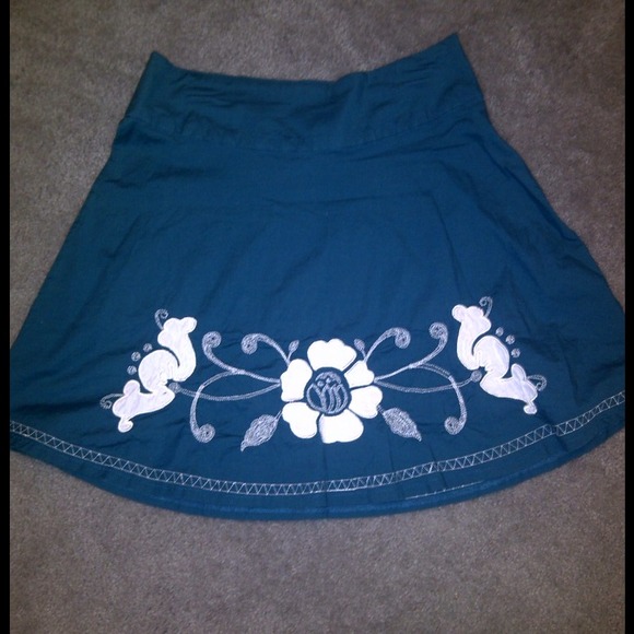Turquoise embroidered knee-length skirt - Picture 1 of 2