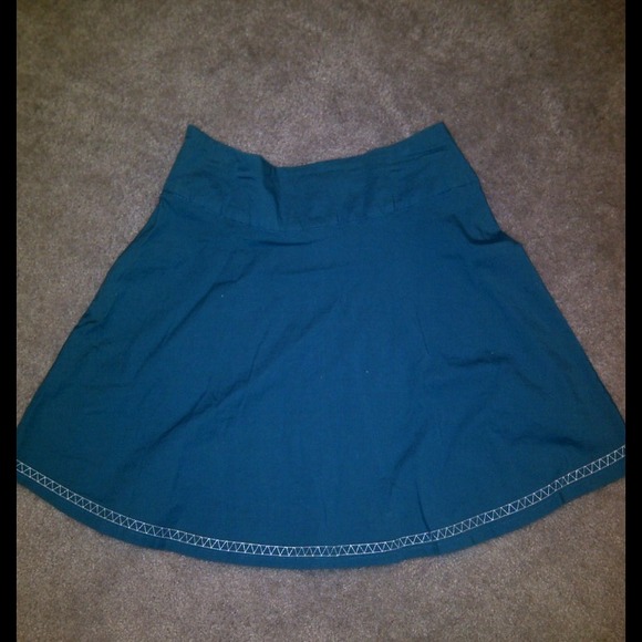 Turquoise embroidered knee-length skirt - Picture 2 of 2