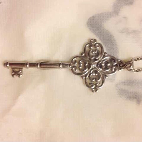 Silver key necklace - Picture 2 of 2