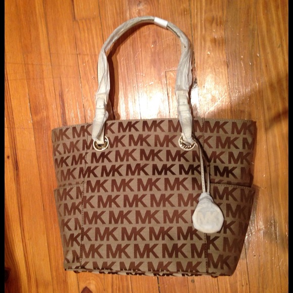 BRAND NEW MICHAEL KOR signature East/West tan tote - Picture 2 of 4