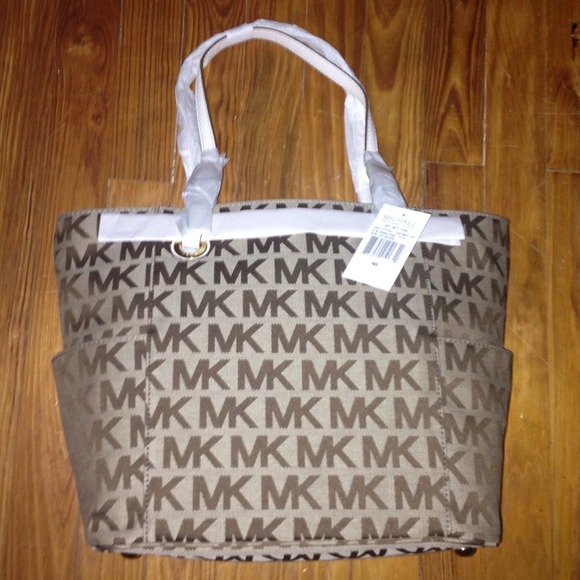 BRAND NEW MICHAEL KOR signature East/West tan tote - Picture 4 of 4