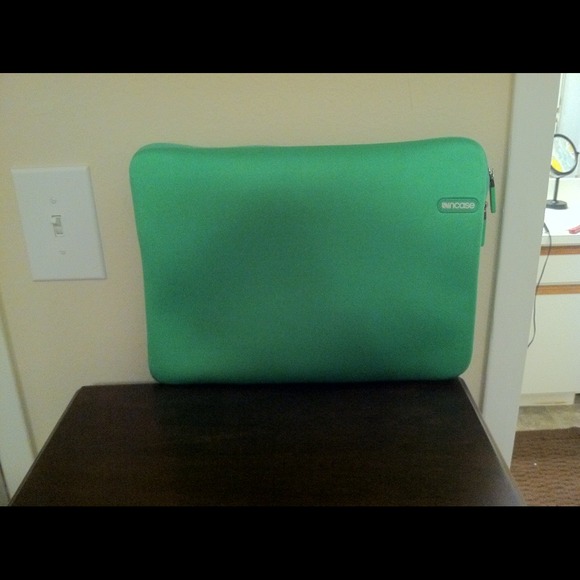 Incase computer cover - Picture 1 of 3