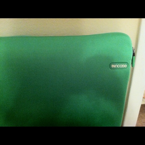 Incase computer cover - Picture 2 of 3