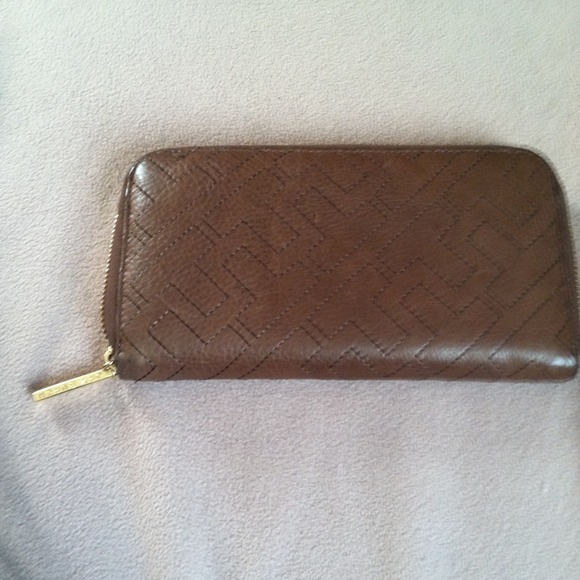 SOLD!!!!Authentic Tory Burch Zip wallet