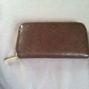 SOLD!!!!Authentic Tory Burch Zip wallet