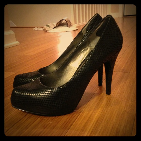 Black pumps